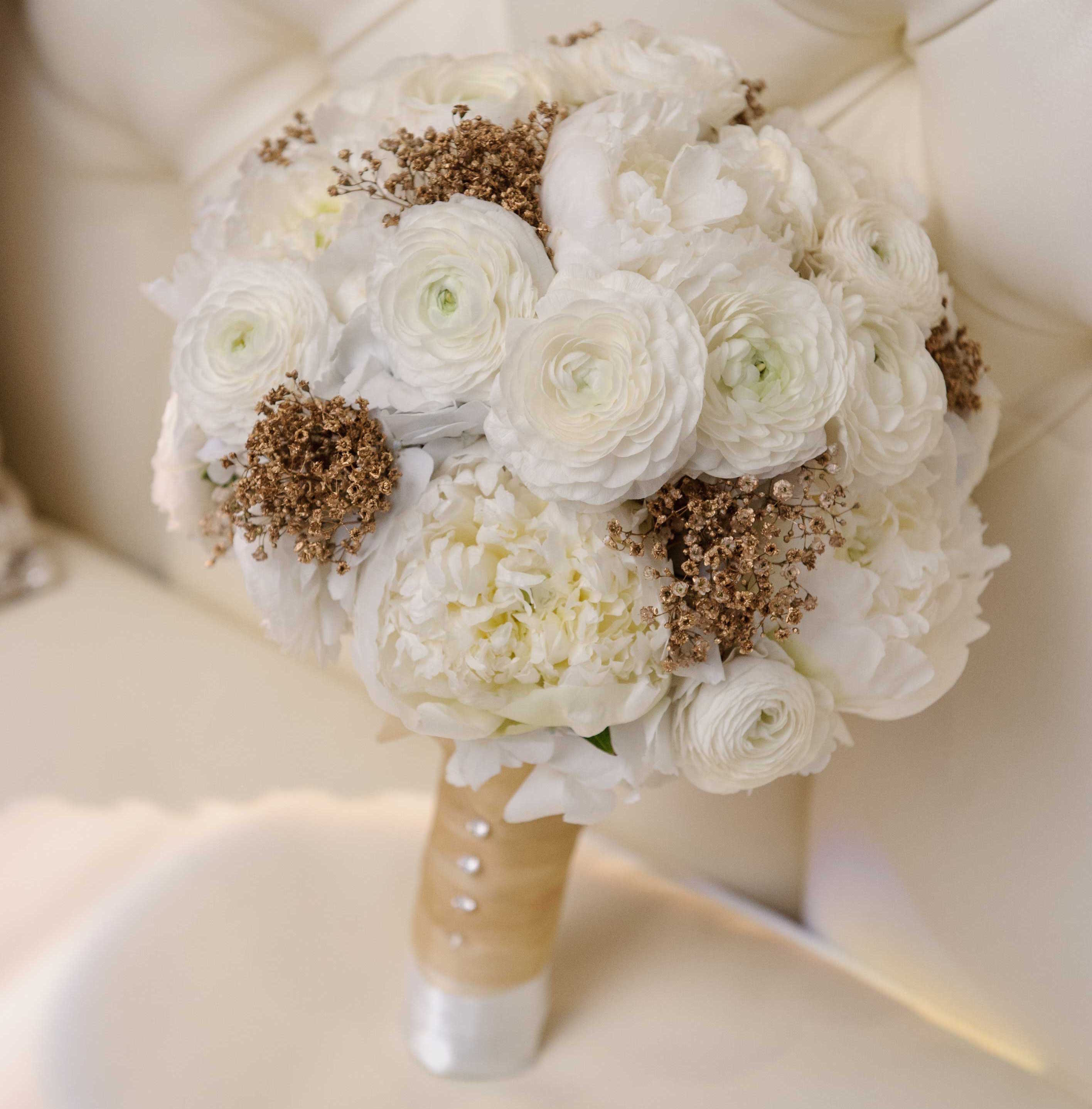 21 Ways to Include a White and Gold Color Scheme into Your